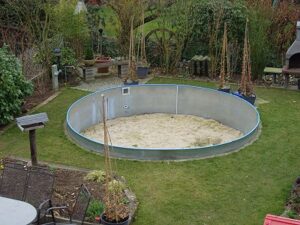 43+ Teich Zu Pool Umbauen, Das becken ist schwarz und soll blau