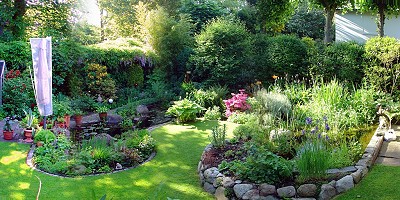 Gartenteich Anlage selbst erstellt - Im Sommer
